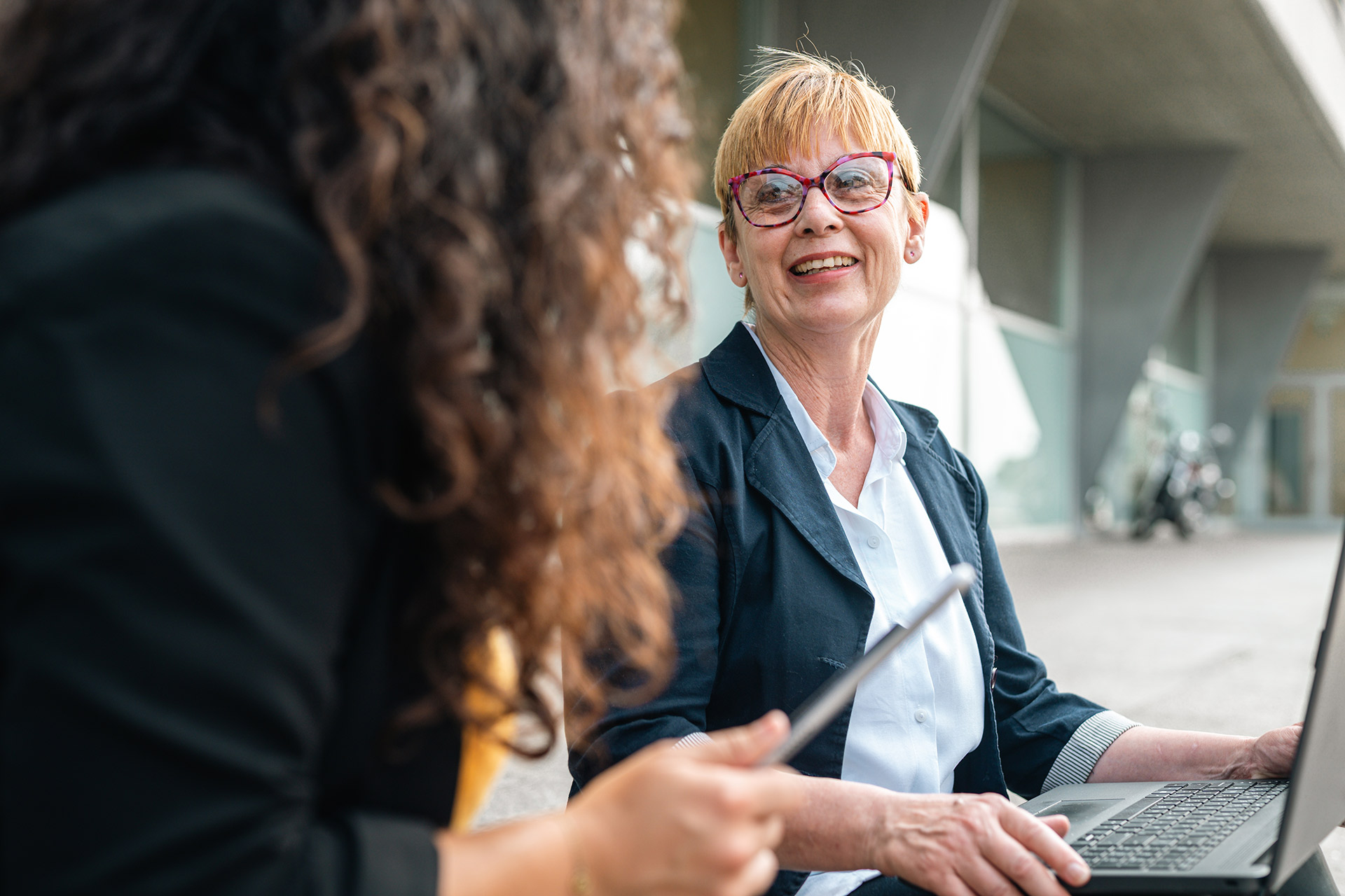 twee vrouwen overleggen achter laptop