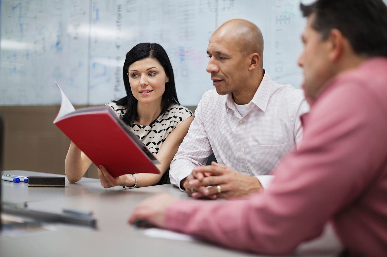 man en vrouw kijken in een magazine