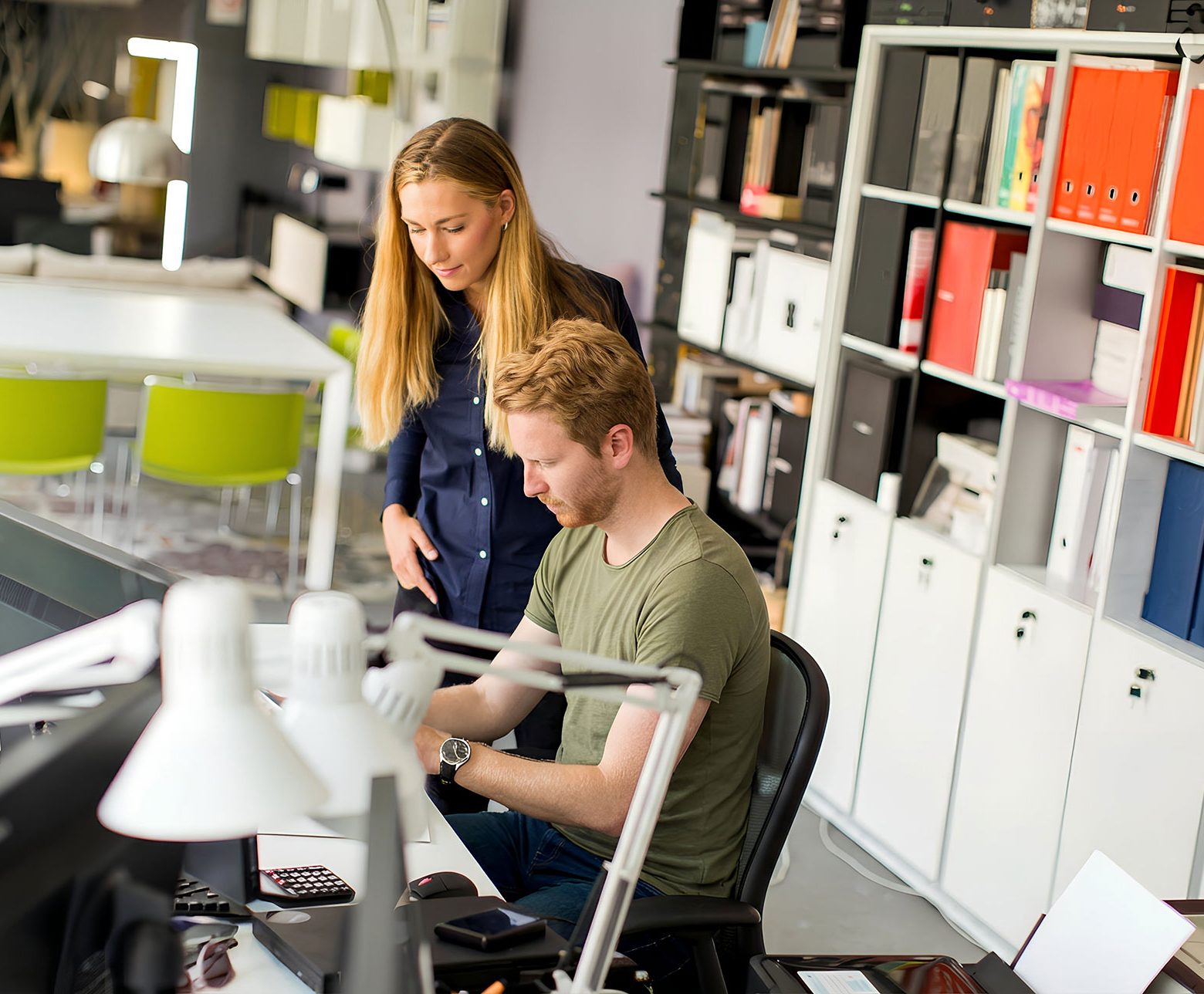 man en vrouw in kantoor