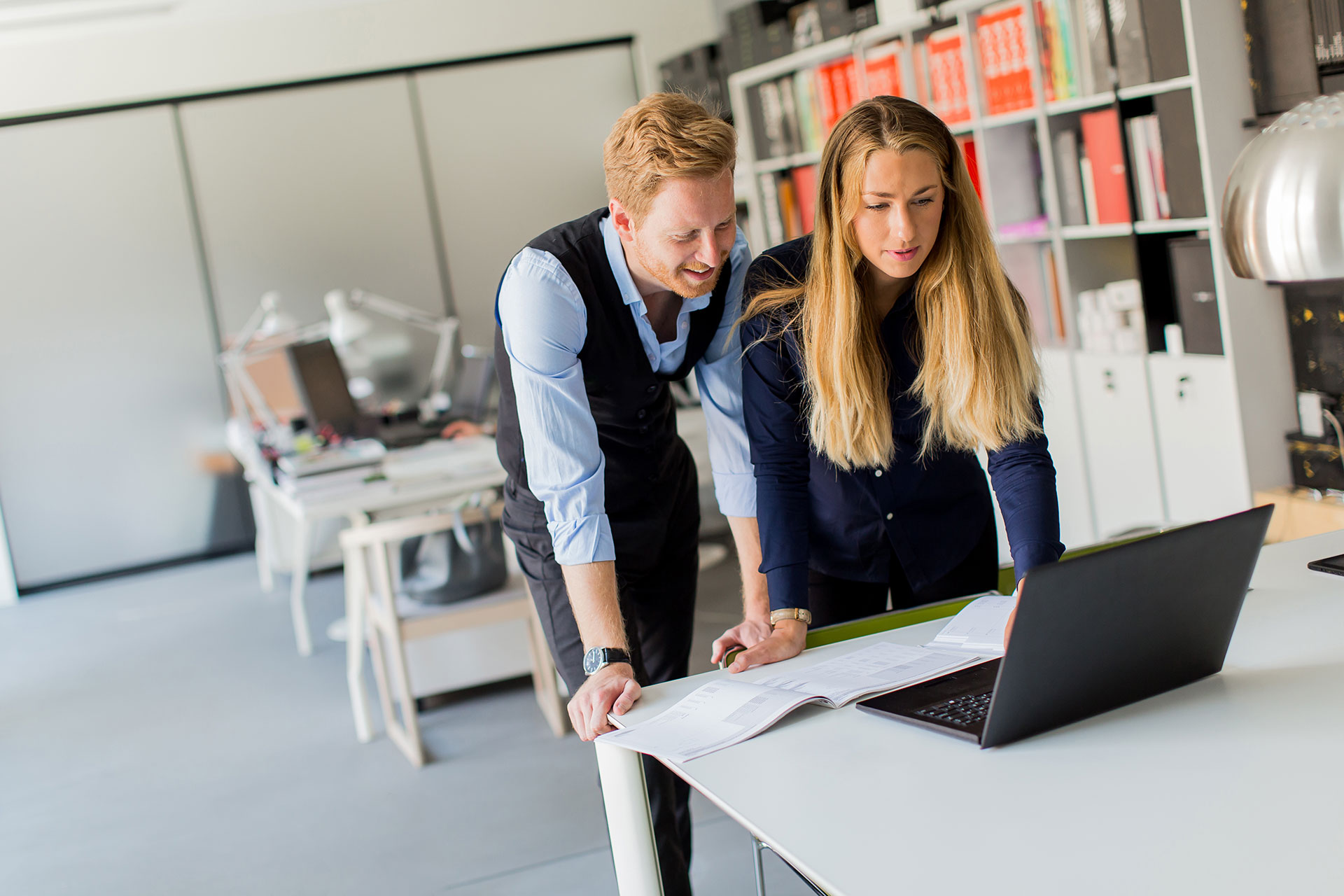 man en vrouw achter laptop