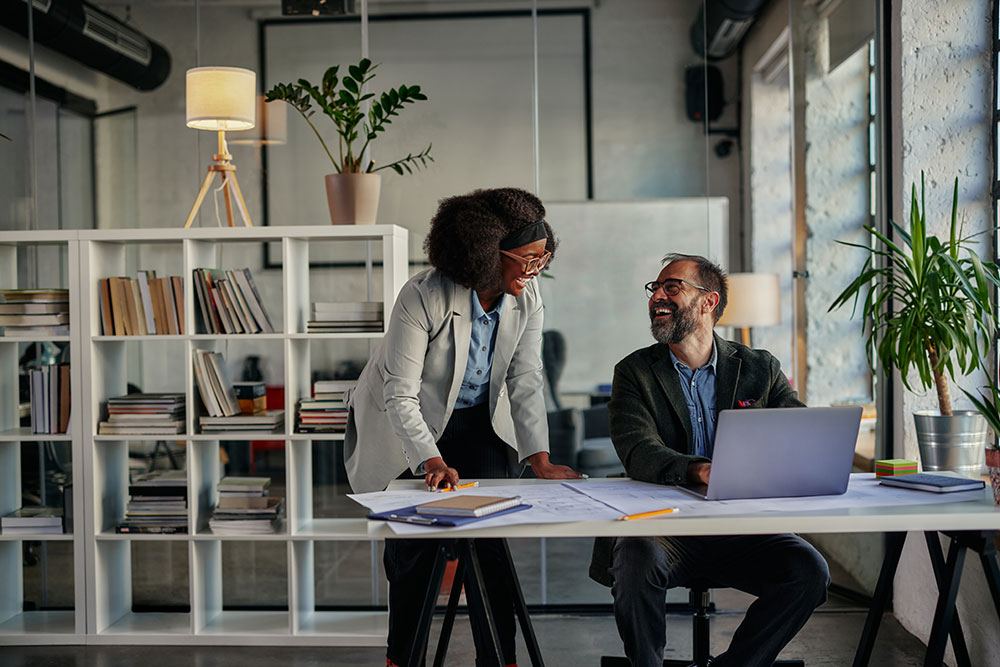 mensen op kantoor vrolijk