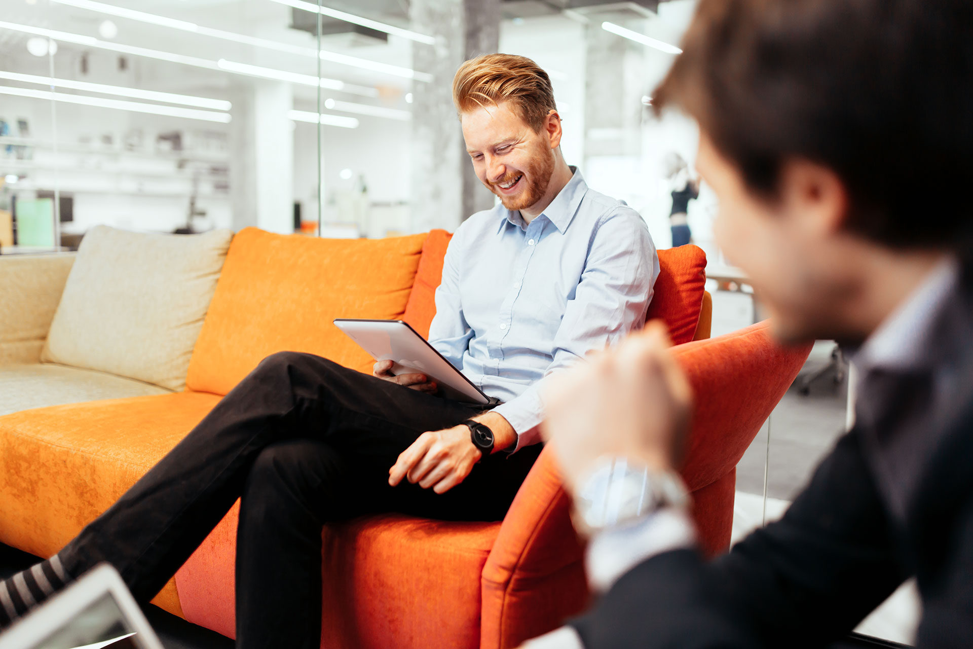 man op bank in kantoor