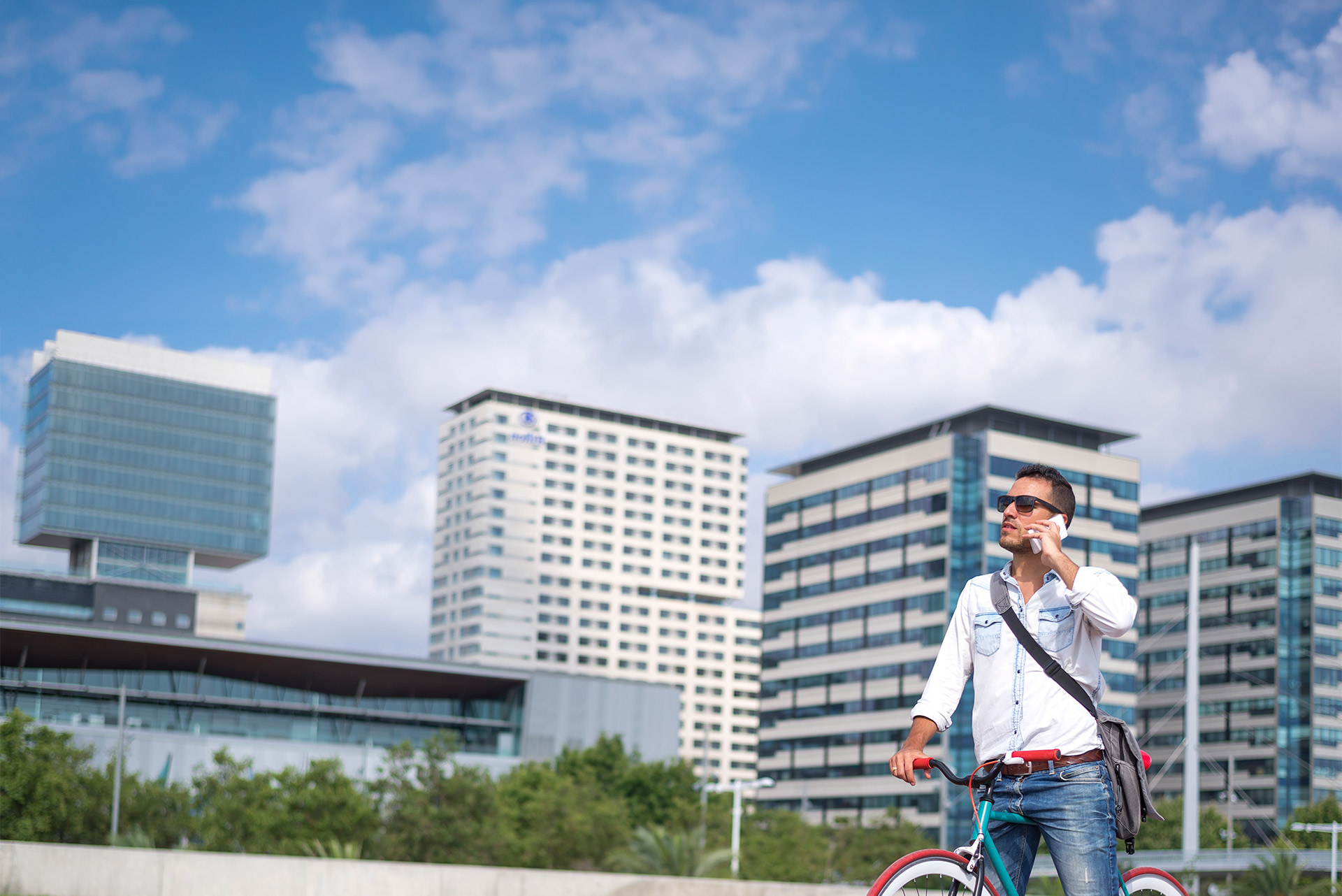 man met fiets aan de telefoon