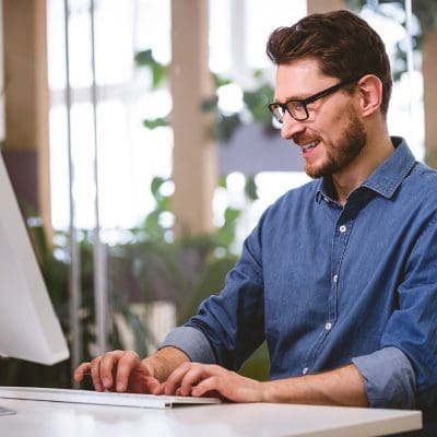 man werkt op computer