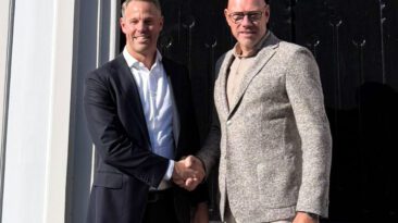 Marco Smit, regiodirecteur Noord, en Eddy Wildeman, eigenaar WiSe Verzekeringen, voor het kantoor van Uiterwijk Winkel.