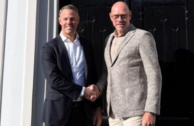 Marco Smit, regiodirecteur Noord, en Eddy Wildeman, eigenaar WiSe Verzekeringen, voor het kantoor van Uiterwijk Winkel.